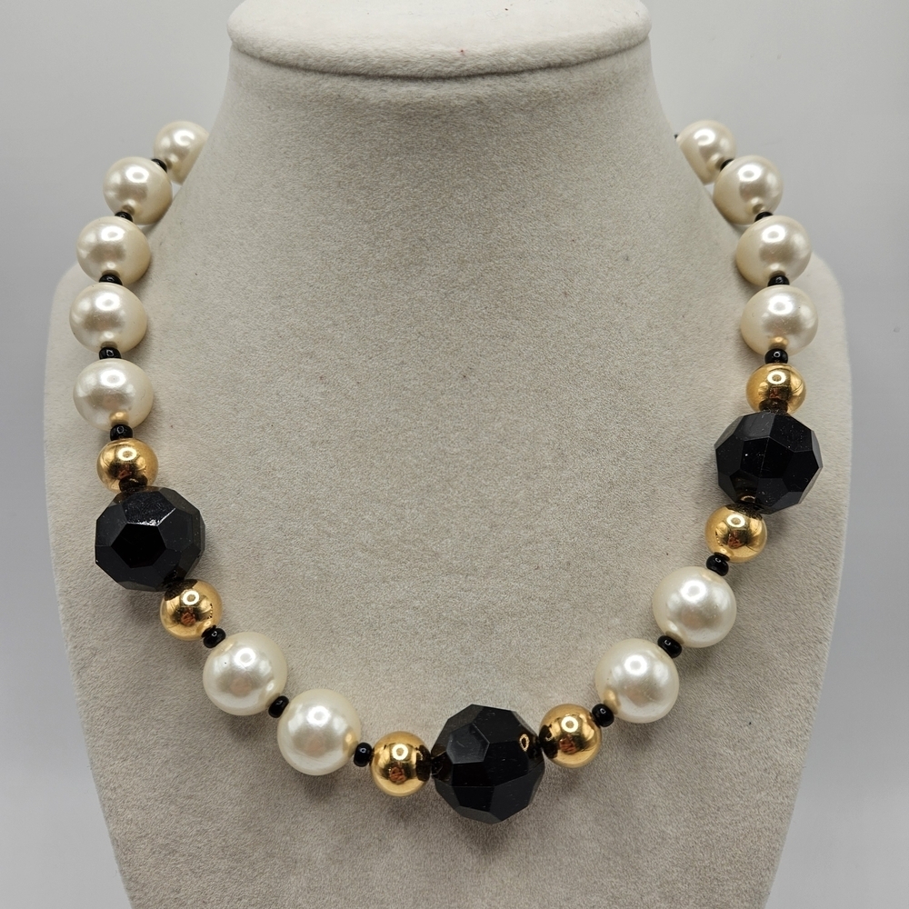 VINTAGE Avon Fifth Avenue 1986 Black and White Plastic Beaded Strand Necklace